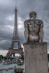 Fototapeta na wymiar Eiffel Tower in a cloudy day