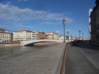 Fototapeta na wymiar Lungo l'Arno a Pisa
