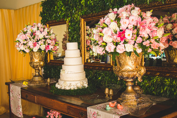 Fototapeta na wymiar wedding cake with roses in decoraration 