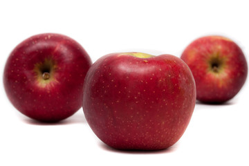 Fototapeta na wymiar manzana roja en fondo blanco