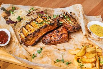 grilled ribs with potatoes and sauce