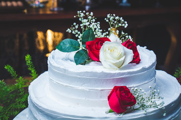 Obraz na płótnie Canvas wedding cake with roses in decoraration 