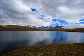 lago Rosset in alta valle dell'Orco, nal Parco nazionale del Gran Paradiso. Sullo sfondo il Gran Paradiso.
