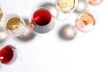 Foto auf Leinwand Verschiedene Gläser mit Wein auf weißem Hintergrund, Draufsicht © New Africa