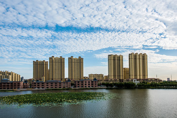 The blue sky and white clouds over the city park take pictures at sunset.