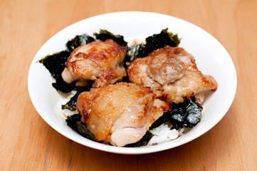 こんがり焼いた鶏肉のせ飯