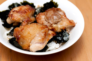 こんがり焼いた鶏肉のせ飯