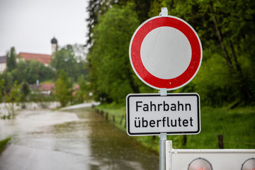 Straßensperrung wegen Hochwasser