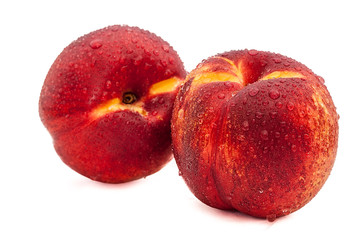 dos nectarinas rojas con agua en fondo blanco