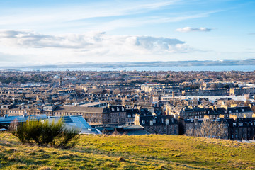 Obraz premium Winter sunset over Edinburgh and the firth of Forth