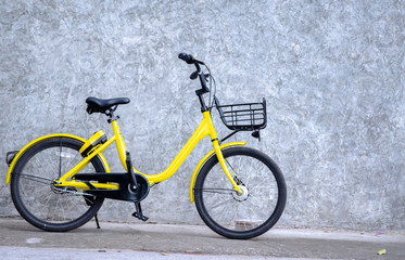 1 yellow bicycle..