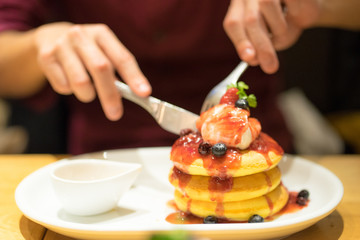 カフェで食べるパンケーキ　ホットケーキ