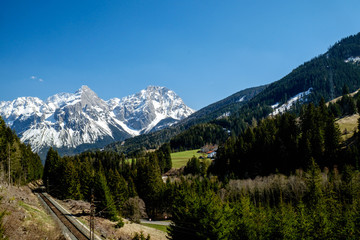 Fototapeta na wymiar Tiroler Alpen mit Bahnlinie
