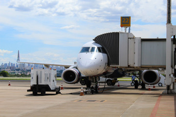 Avião no Terminal Aeroporto Passageiros Céu Azul Embarque