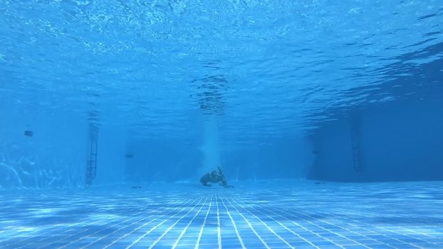 hombre buceando en la piscina de un hotel  concepto de vacaciones y relax