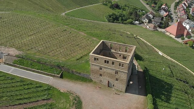 Weinberge im Fr&uuml;hling, Strassen druchqueren die Felder und H&uuml;gel in bunten Farben. Mit einer Drohne von oben gefilmt. Zentral die Y-Burg, eine bekannte ruine nahe stuttgart