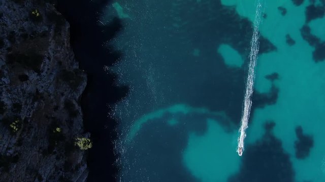 playa solitaria de mallorca en un dia solado 