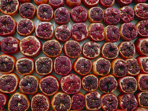 parata di melograni tagliati a met&agrave;