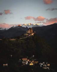 Burg (Kirche) auf Berg mit Berg im Hintergrund, Dorf am fuß des Berges, Portrait © Frederik Sowicki
