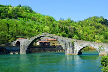 Fototapeta na wymiar veduta del medievale Ponte della Maddalena chiamato Ponte del Diavolo a causa di molte leggende situato a Borgo a Mozzano in provincia di Lucca in Toscana, Italia