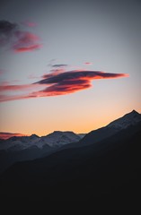 Wolke im Sonnenuntergang über den Alpen