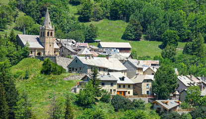 Fototapeta na wymiar CLOSE UP: Cool view of a tranquil medieval town in French Alps in the summertime