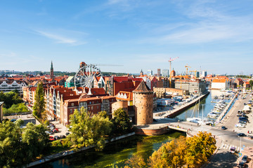 Obraz premium Sunny day view of Brama Stagiewna and other historical buildings in Gdansk, Poland