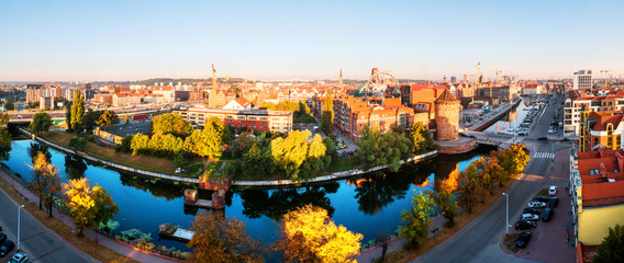 Obraz premium Sunny day view of Brama Stagiewna and other historical buildings in Gdansk, Poland