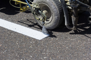 Pintando marcas viales en el pavimento © ajcespedes