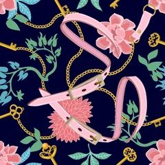 Behang Bloemen en juwelen Trendy bloemenprint met roze riemen en gouden kettingen.