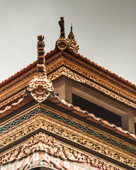 Fototapeta premium Detail Tempel Dach Verzierungen Indonesien 