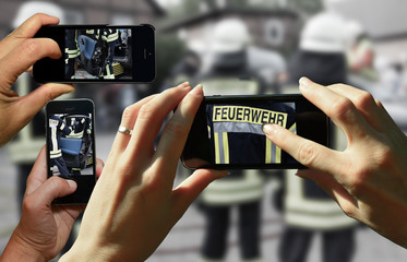 Gaffer beim Fotografieren eines Feuerwehreinsatzes