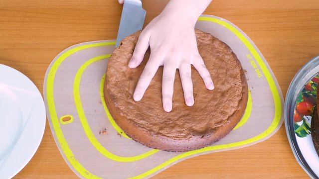 cuts the color biscuit cake. Inside the sponge cake is purple.