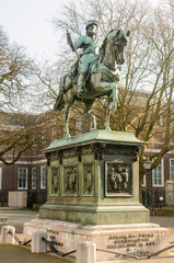 Obraz premium Statue of Prins Willem Buitehhof, outside the Royal Palace, The Hague