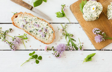 Kräuterbutter Brot Scheibe Stulle Butter Kräuter Wildkräuter 