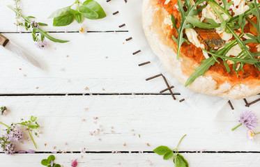 Pizza frisch Tisch Wildkräuter essbare Blüten