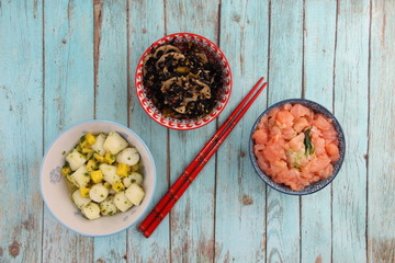Tartares de saumon, pétoncles et salade de lotus