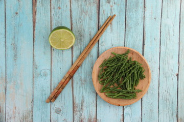 Salicorne, baguettes et citron