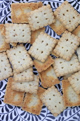 Biscuits salés d'apéritif sur une assiette