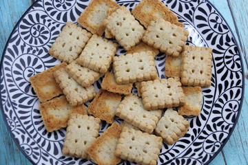 Biscuits salés d'apéritif sur une assiette