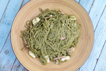 Pâtes au matcha, jambon et féta