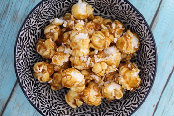 Pop-cornau caramel dans un bol