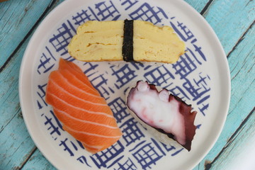 Sushi saumon, poulpe et œuf sur une assiette
