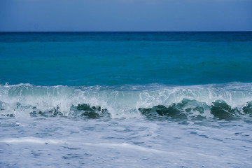 Fototapeta na wymiar Aqua blue wave on the west side of Oahu Hawaii.