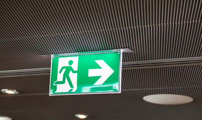 Gr&uuml;nes Notausgangsschild an der Decke