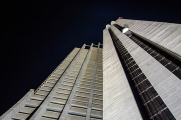 rascacielos benidorm nocturno