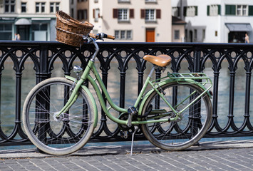 Fototapeta na wymiar Historisches Fahrrad steht an einem Geländer