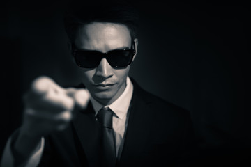 Obraz premium portrait of man with stern serious face pointing finger at camera