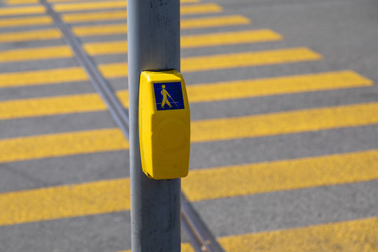 fussg&auml;ngerstreifen mit blindenleitsystem