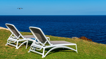 Sommer Ferien Spanien Mallorca mit Liegestühlen und Meerblick Sommer 